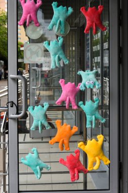 Mağazanın cam kapı komik oyuncaklar ile dekore edilmiştir.