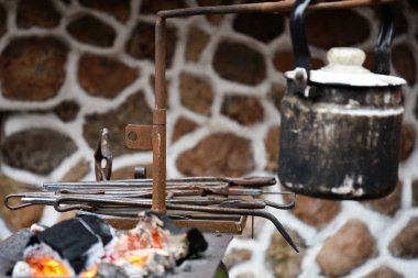 Smithy, közler, demirci aletleri. Su ile konteyner