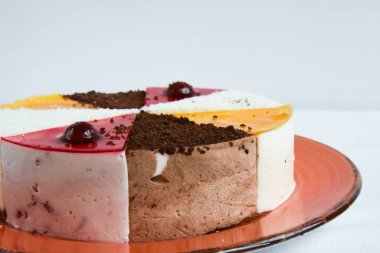 Renkli üçgenli pasta, yakın plan. Kiraz. Hamur işi