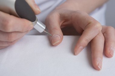 Ev manikürü. Cihaz kullanarak çivilerin bakımı ve tedavisi. Tırnaklar için kişisel bakım, salgın sırasında karantina.