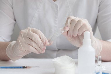 Doktordan önce aşı ve enjeksiyon için gereken her şey masaya yatırılır. Grip aşısı, koronavirüs. İnsülin şırıngası..