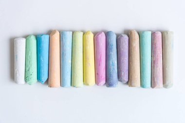 Renkli boya kalemleri, sıraya dizilmiş. Üst manzara, yakın plan. Geçmişi. Pankart.