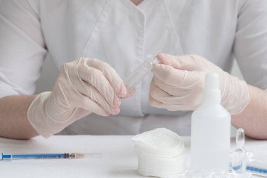 Doktordan önce aşı ve enjeksiyon için gereken her şey masaya yatırılır. Grip aşısı, koronavirüs. İnsülin şırıngası..