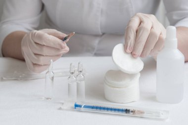 Bir bardak temiz suda sanatçı fırçayı kırmızı boyayla yıkar. Su yavaş yavaş zengin bir renk kazanır. Bardakta su hareketi.