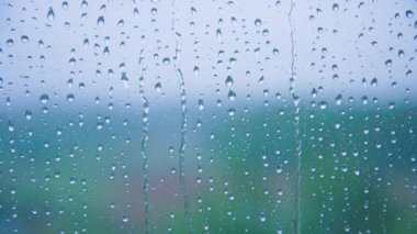 Bardaktan damlayan yağmur damlaları. Arka plan, doku. Yağmurlu bir hava. Yenilenme ve arındırma kavramı.