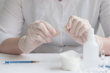 Doktordan önce aşı ve enjeksiyon için gereken her şey masaya yatırılır. Grip aşısı, koronavirüs. İnsülin şırıngası..