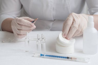 Doktordan önce aşı ve enjeksiyon için gereken her şey masaya yatırılır. Grip aşısı, koronavirüs. İnsülin şırıngası..