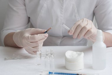 Doktordan önce aşı ve enjeksiyon için gereken her şey masaya yatırılır. Grip aşısı, koronavirüs. İnsülin şırıngası..