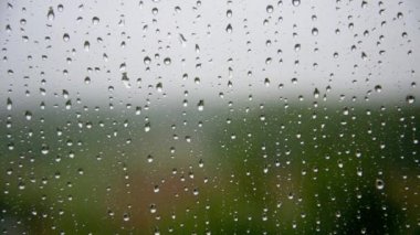 Bardaktan damlayan yağmur damlaları. Arka plan, doku. Yağmurlu bir hava. Yenilenme ve arındırma kavramı.