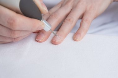 Ev manikürü. Cihaz kullanarak çivilerin bakımı ve tedavisi. Tırnaklar için kişisel bakım, salgın sırasında karantina.
