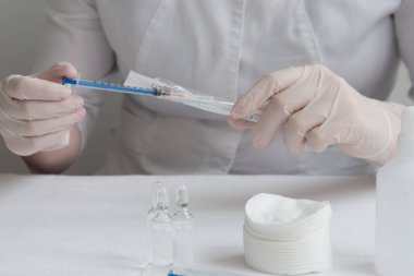 Doktordan önce aşı ve enjeksiyon için gereken her şey masaya yatırılır. Grip aşısı, koronavirüs. İnsülin şırıngası..