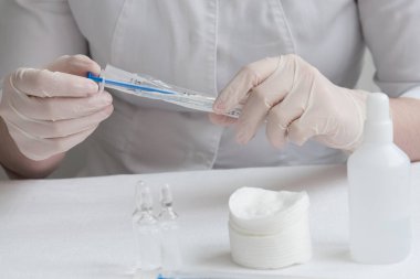 Doktordan önce aşı ve enjeksiyon için gereken her şey masaya yatırılır. Grip aşısı, koronavirüs. İnsülin şırıngası..