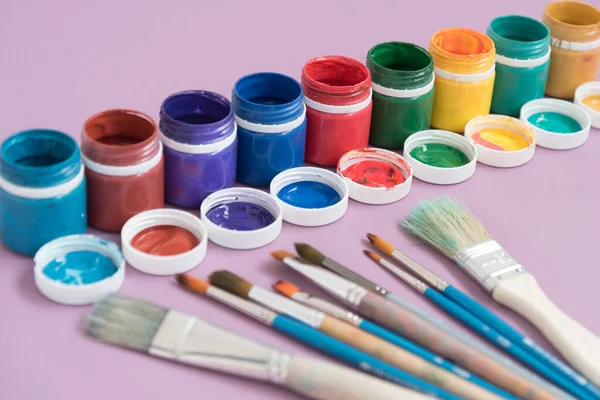 Pots Avec Gouache Brosses Pour Dessiner Différentes Formes Tailles Variété — Photo