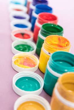 Kavanozlar dolusu guaj, sıraya girin. Yan görüş. Seçenek kavramı. Birçok renk