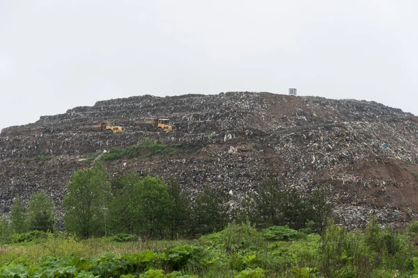 Une Énorme Décharge Des Voitures Spéciales Roulent Sur Montagne Des — Photo