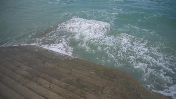 Meereswellen Brechen Auf Den Stufen Der Böschung Draufsicht Blautöne — Stockvideo