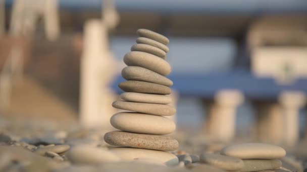 Een Piramide Van Stenen Bouwen Close Van Een Hand Het — Stockvideo