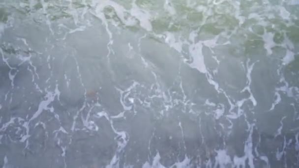 海岸上的波浪 山顶上的景色 靠近点蓝色的色调 — 图库视频影像