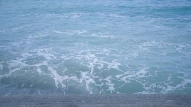 Κύματα Στην Ακτή Θέα Από Την Κορυφή Κλείσε Μπλε Απόχρωση — Αρχείο Βίντεο