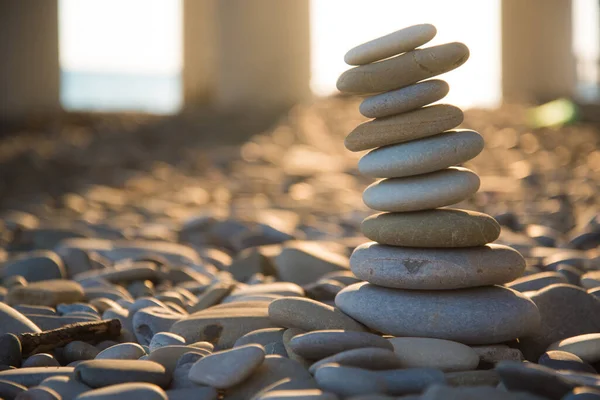 Process Building Pyramid Stones Close Hand Places Top Stone Top — Stock Photo, Image