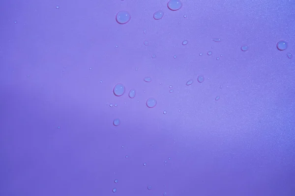 Gotas de agua sobre un fondo púrpura. Textura. Color suave calma . —  Fotos de Stock