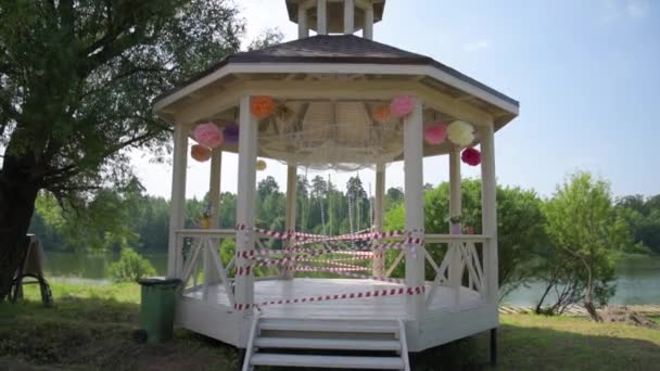 Gazebo Aire Libre Decorado Para Unas Vacaciones Entrada Glorieta Está — Vídeos de Stock