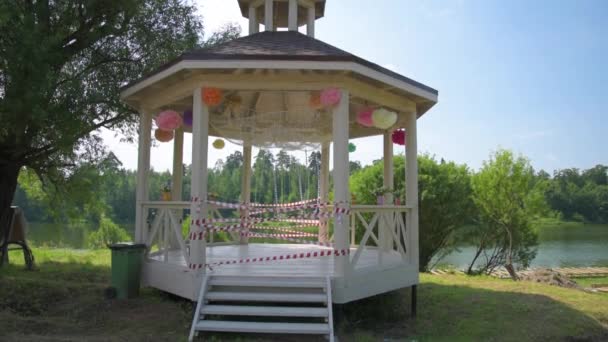 Gazebo Aire Libre Decorado Para Unas Vacaciones Entrada Glorieta Está — Vídeos de Stock