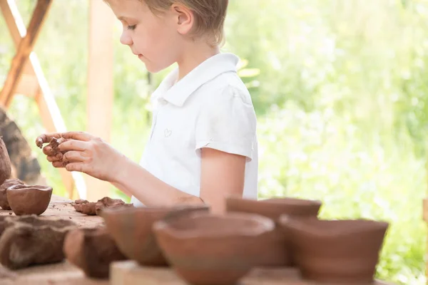 Barnet Gör Rätter Och Olika Figurer Lera Krukmakeri Färdigheter Hobbyer — Stockfoto