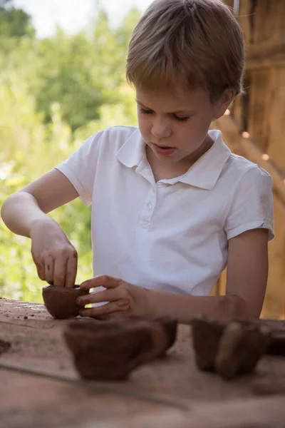 Dítě Dělá Nádobí Různé Figurky Hlíny Pottery Skills Koníčky Zájmy — Stock fotografie