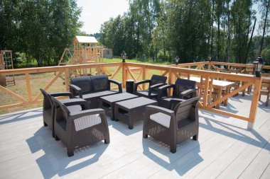 Sıcak yaz teras kafesi güneşte. Ziyaretçiler, masalar ve sandalyeler için mobilyalar. Kafe