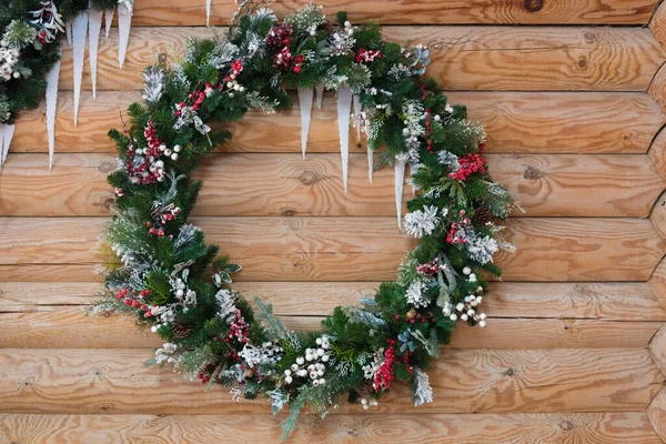 Une Couronne Noël Est Accrochée Mur Bois Fond Fond Écran — Photo