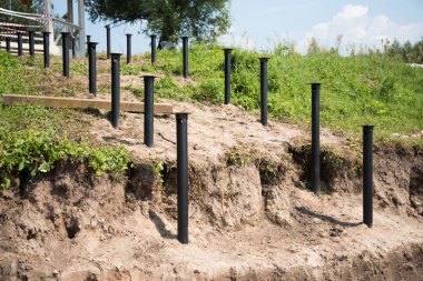 Dağ yamacına merdiven inşa etme süreci. Yığınlar güçlendirilmeye hazır