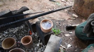 Toprak kapları ateşin yanan közlerinin yanında duruyor. Güzel kokulu çay. Doğa yürüyüşü. Rahatlamak ve çayın tadını çıkarmak..