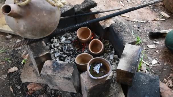 Czajniczek i filiżanki herbaty. Przygotowanie herbaty w glinianym garnku na ognisku. Wycieczka kempingowa, podróż. — Wideo stockowe