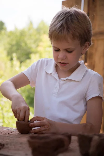 Dítě Dělá Nádobí Různé Figurky Hlíny Pottery Skills Koníčky Zájmy — Stock fotografie