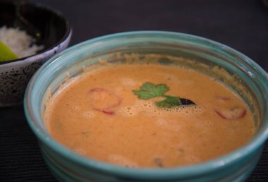 Çorba, yakın plan sıvı yemek. Parlak turuncu renk.