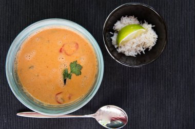 Çorba, yakın plan sıvı yemek. Parlak turuncu