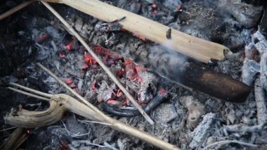 Ateşte közler. Ateşe kuru, ince dallar eklendi..