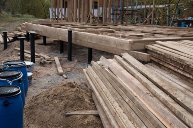 İnşaat alanı. Ahşap bir evin temeli. Yığın inşaatı