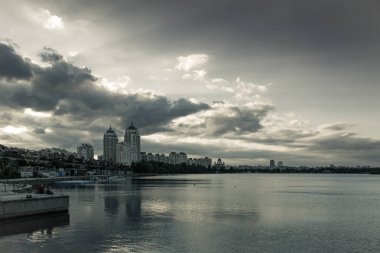 Dramatik akşam şehir manzaralı, Kiev, Ukrayna