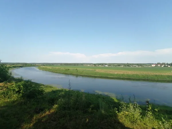 Belarus 'taki nehrin kıyısına yerleşmiş. Nehir kenarında yaz günü.