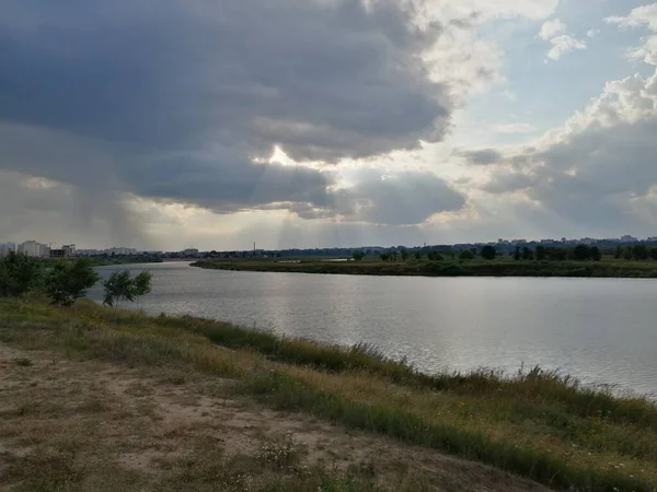 Nehir kıyısında bulutlu bir yaz günü.