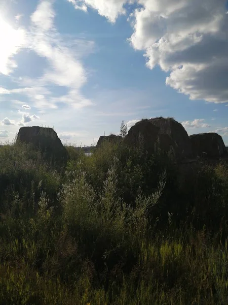 Nehrin kıyısındaki bir binanın kalıntıları. Terk edilmiş.