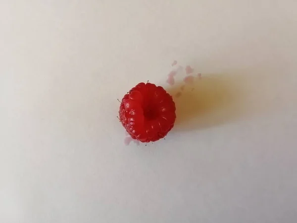 Bir parça kağıt üzerinde taze ahududu. Bir dut.