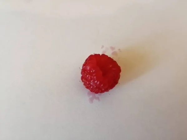 Frische Himbeeren Auf Einem Blatt Papier Eine Beere — Stockfoto