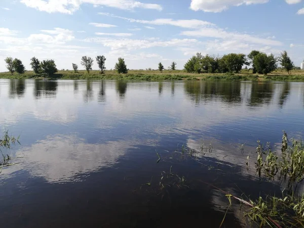 Güneşli bir günde nehir.