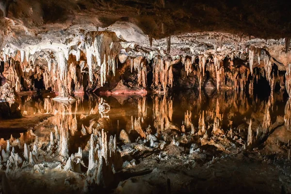 Mağaranın sarkıt ve oluşumları Luray mağaralarda, Virginia suda yansıyan