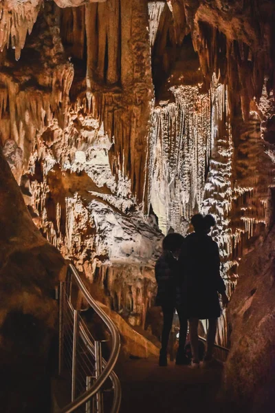 Kız Luray mağaralarda Virginia yürümek mağara sarkıt, dikitler ve diğer oluşumlar