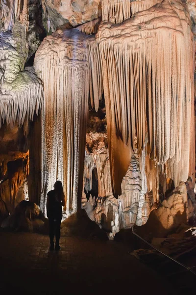 Kız sarkıt Luray mağaraları, Virginia, ABD önünde ayakta