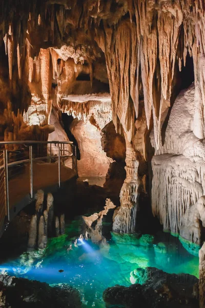 Para renkli Luray mağaralarda, Virginia ile su havuzu